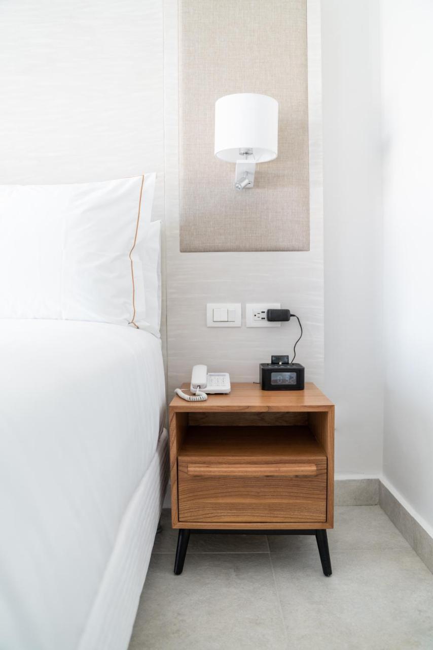 فندق Senator بويرتو بلاتا المظهر الخارجي الصورة A bedside table